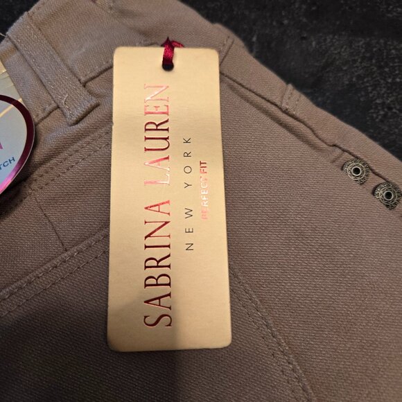 NWT SABRINA LAUREN Bermuda shorts SZ 10 NWT - Picture 10 of 10